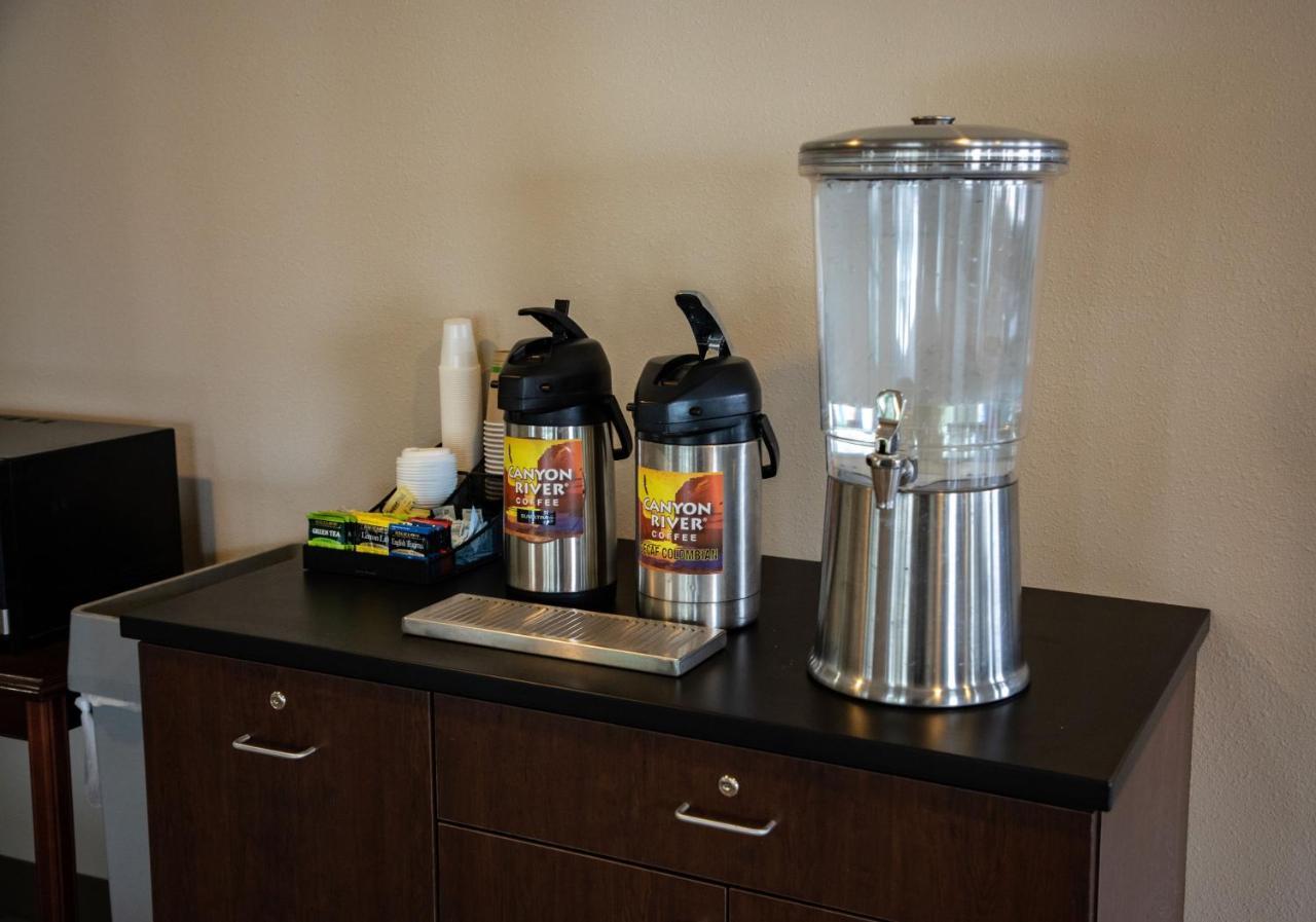 Lomira Inn And Suites エクステリア 写真