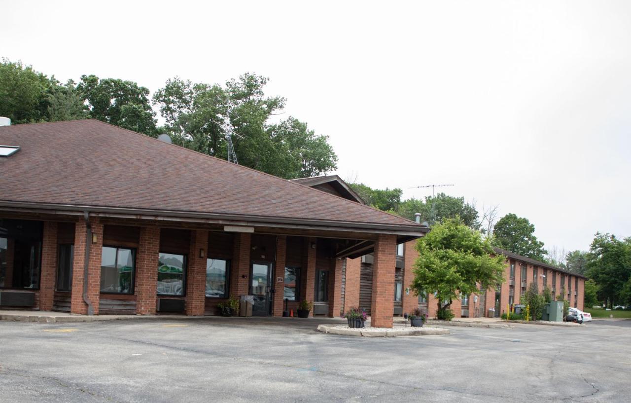 Lomira Inn And Suites エクステリア 写真