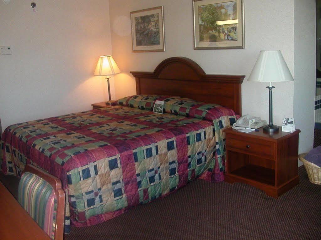 Lomira Inn And Suites エクステリア 写真