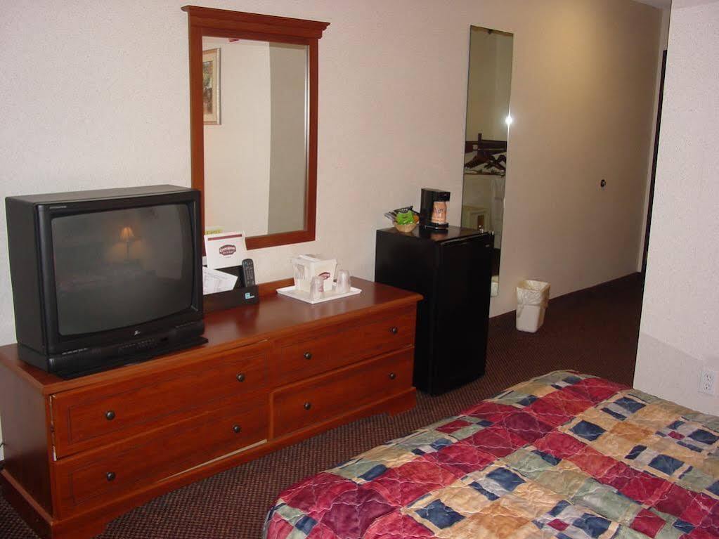 Lomira Inn And Suites エクステリア 写真
